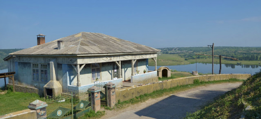Бутафорный дом в селе Роги